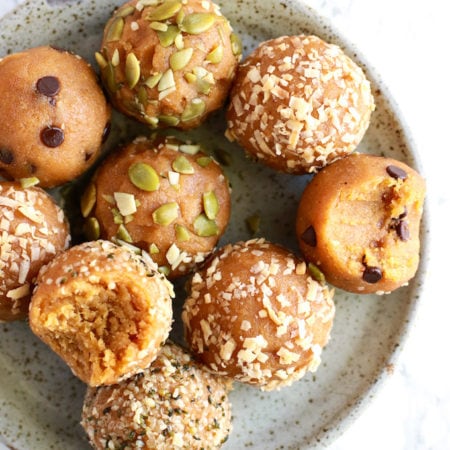 Healthy Vegan Pumpkin Pie Energy Balls // www.nutritioninthekitch.com