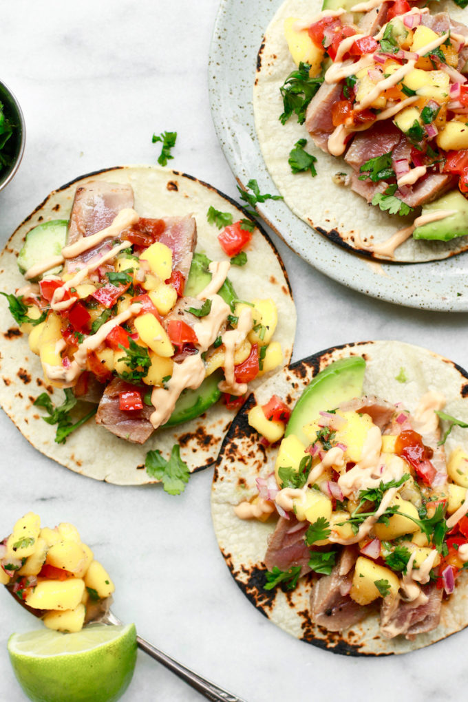 Tacos de poisson Ahi santé avec salsa à la mangue fraîche