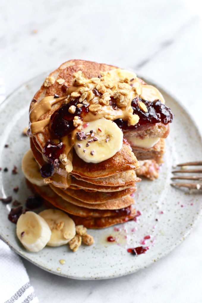 Pancakes ușoare, sănătoase și delicioase cu 4 ingrediente Paleo cu banane