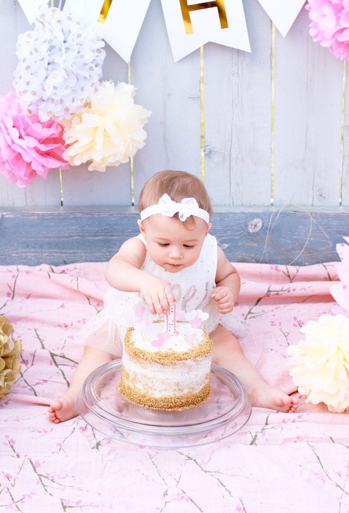 Healthy First Birthday Smash Cake - wwww.nutritioninthekitch.com - #primeiro dia de nascimento #smashcake #bolo saudável #bolo saudável #primeiro dia de nascimento #bolo sem glúten #div>