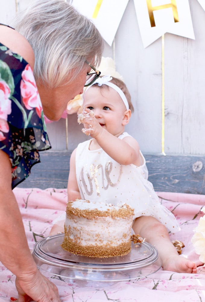 Healthy First Birthday Smash Cake - www.nutritioninthekitch.com - #primeiro dia de nascimento #smashcake #bolo saudável #bolo de primeiro aniversário #primeiro dia de nascimento #bolo sem glúten #div>>/p>