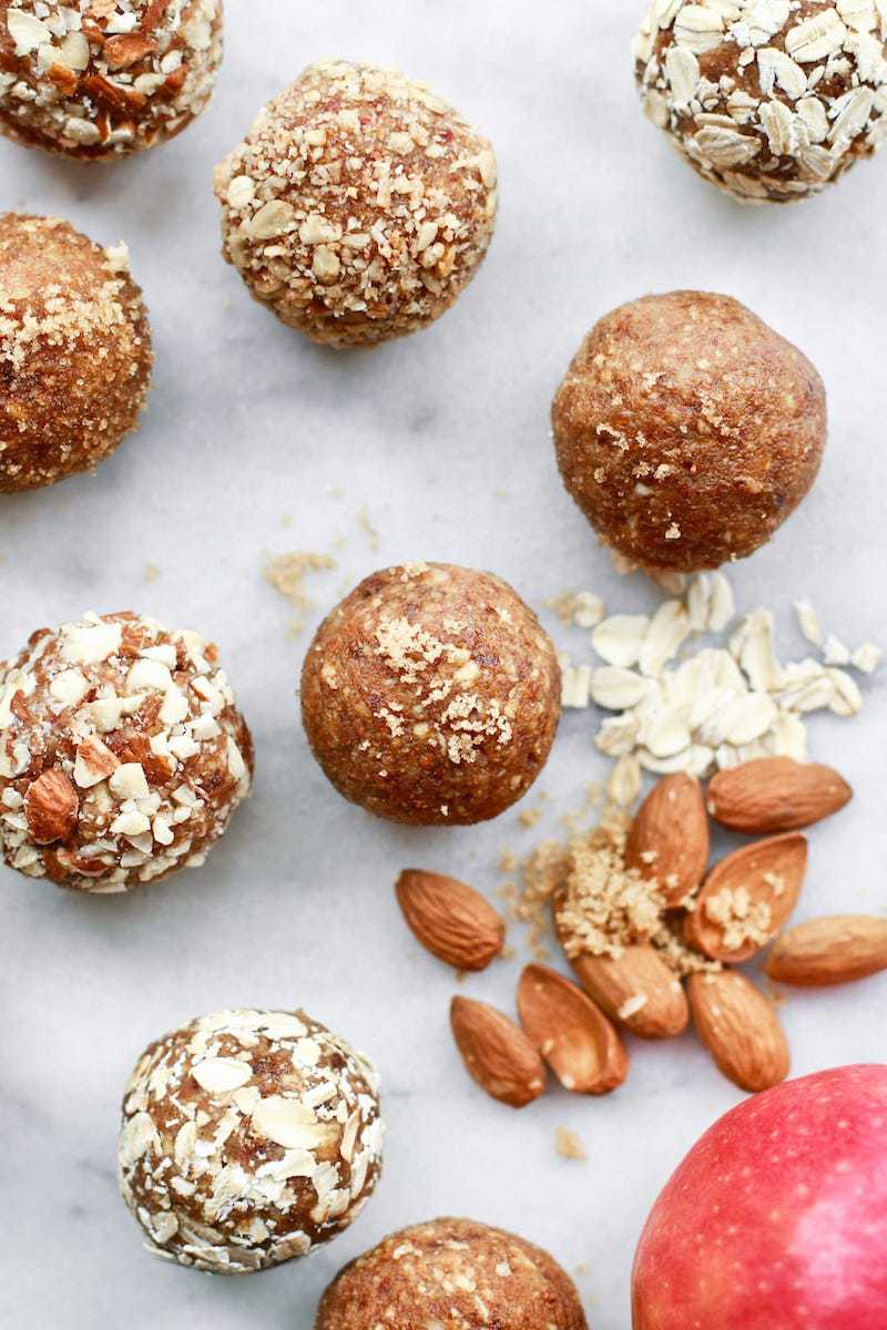 18 eenvoudige plantaardige Snacks om te proberen-Vegan Apple amandel Energy Balls