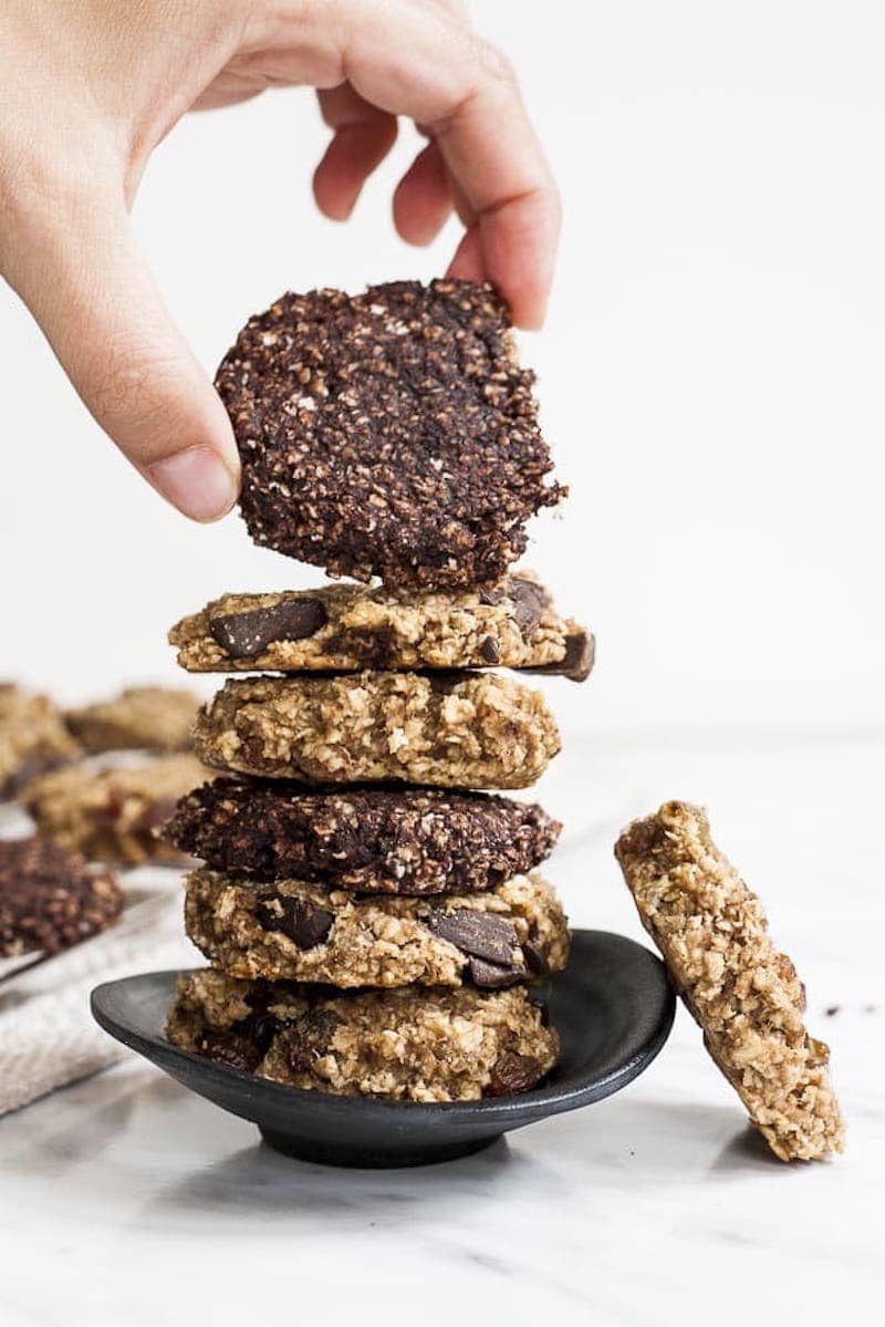 18 Aperitivos Fáciles A Base De Plantas Para Probar: Galletas De Harina De Avena Con Mantequilla De Maní de Plátano