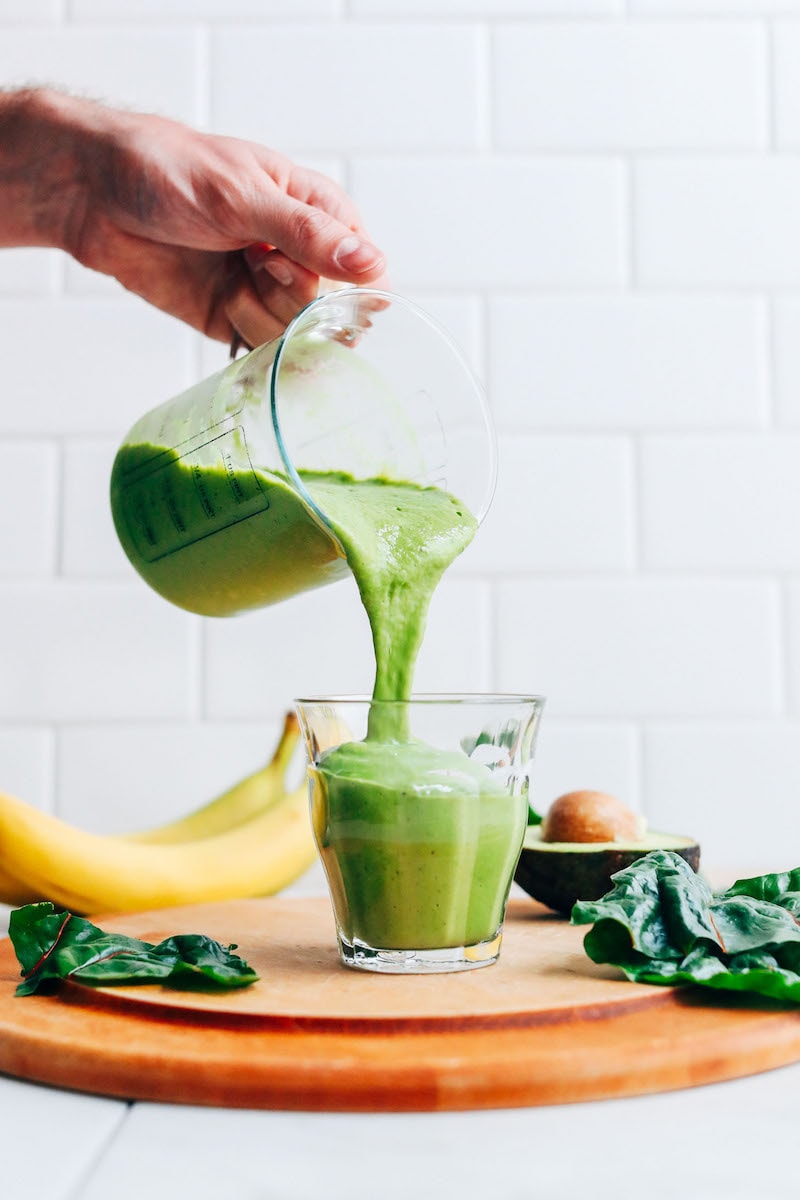 18 Einfache pflanzliche Snacks zum Probieren - cremiger grüner Avocado-Smoothie