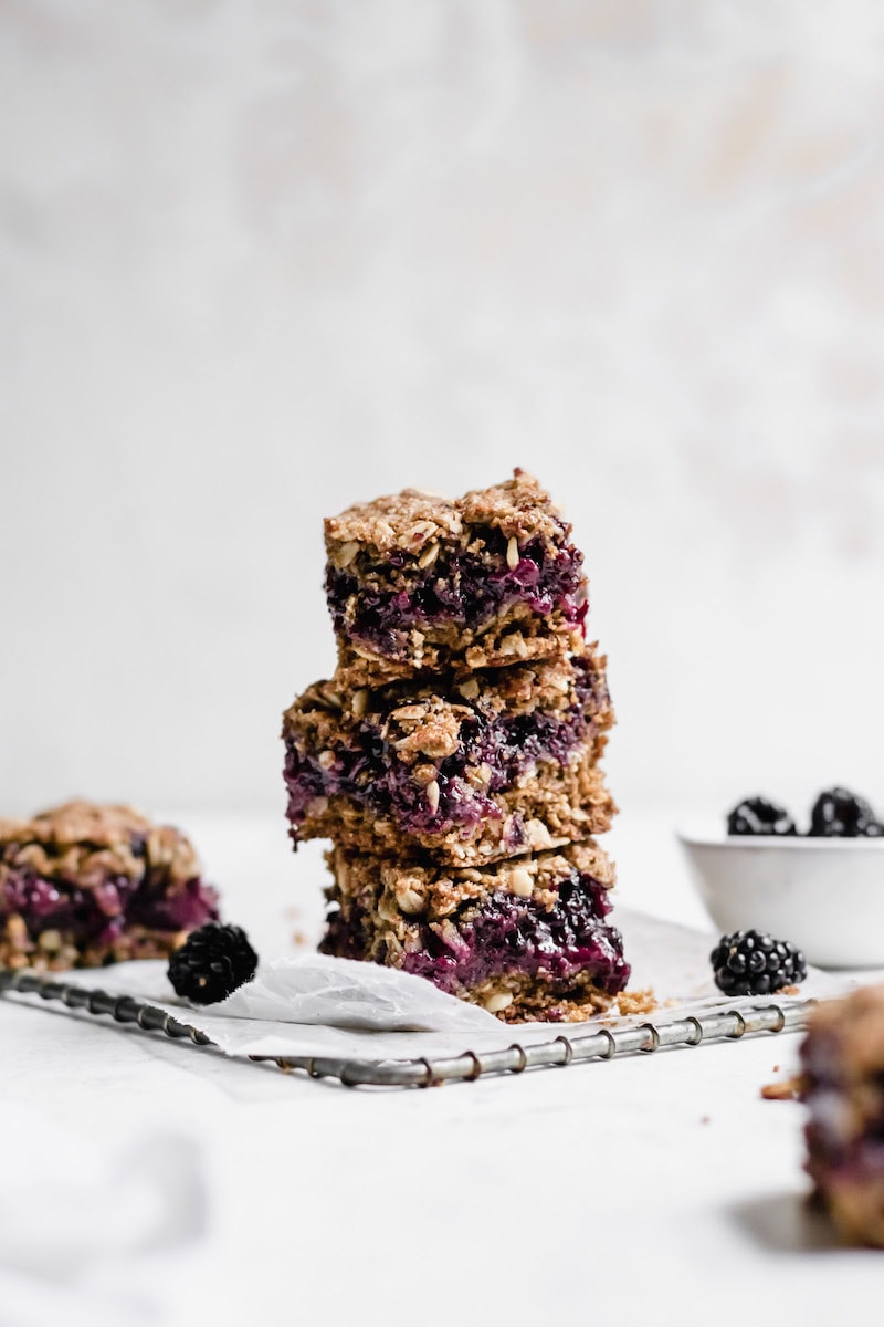 18 Einfache pflanzliche Snacks zum Probieren - Blackberry Crumb Bars
