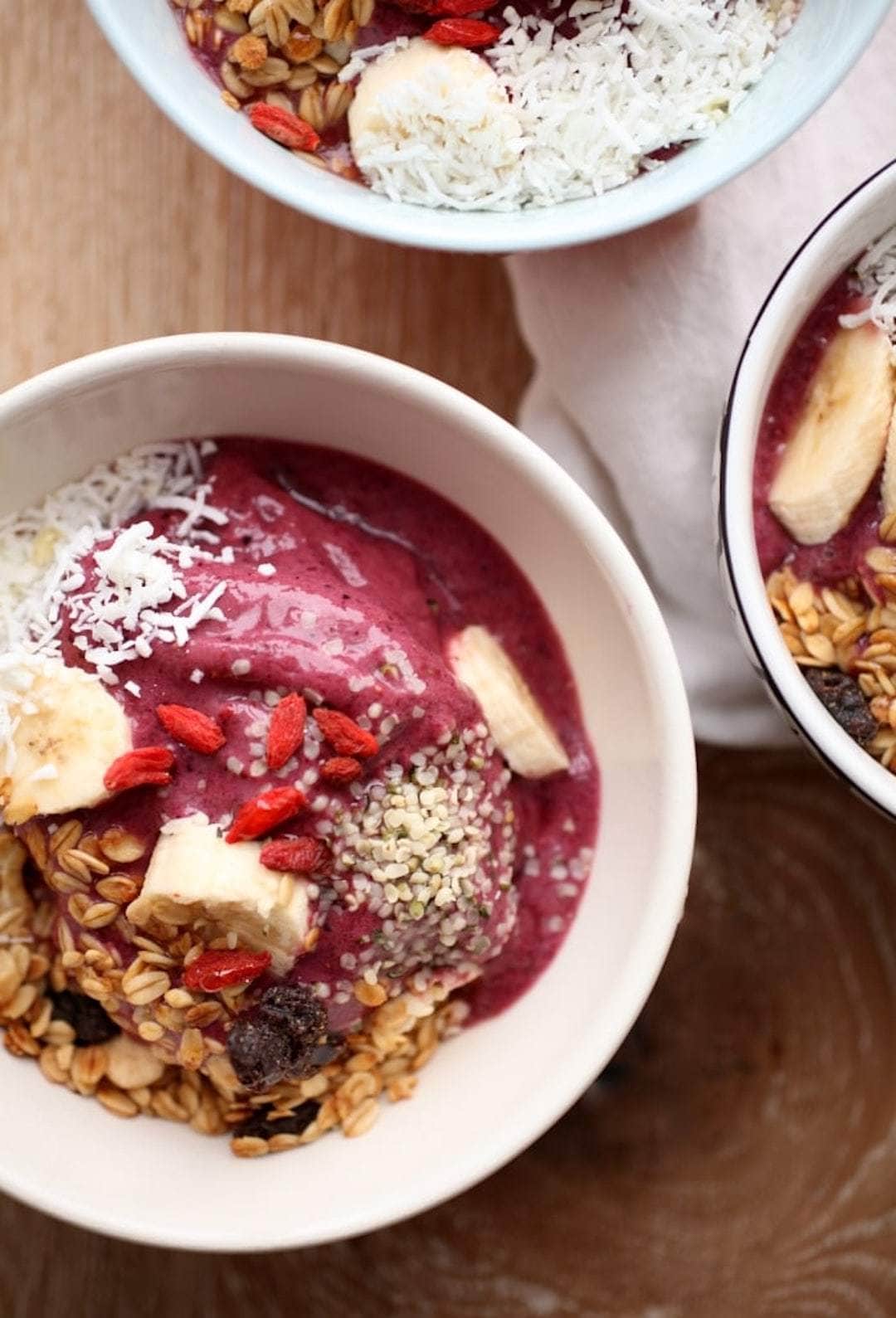 13+ Healthy Recipes with Hemp Hearts - Hemp Goji Berry Acai Smoothie Bowl