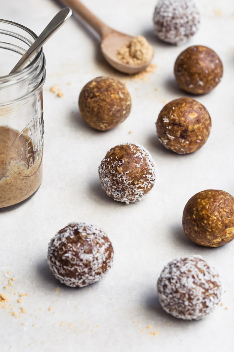 18 Einfache pflanzliche Snacks zum Probieren - geröstetes Haferflocken Snack Bälle