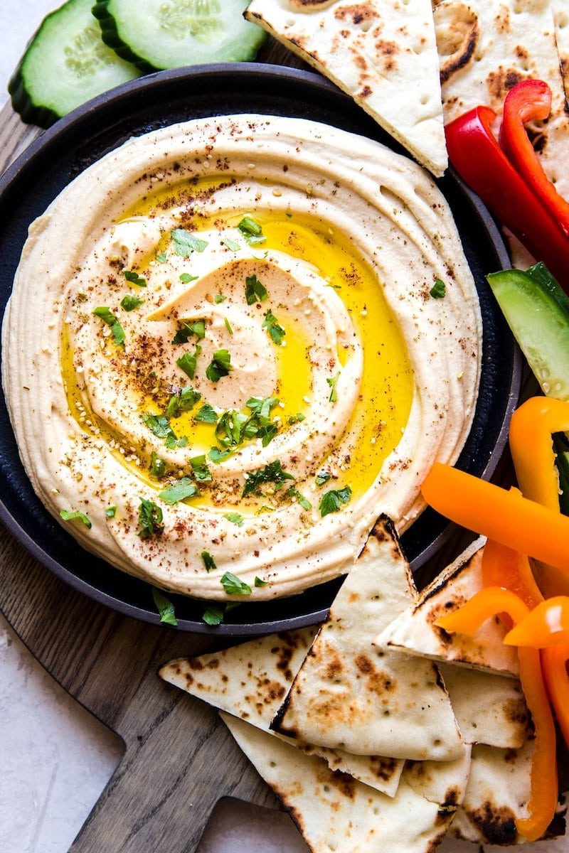 18 Gemakkelijke Plant-Gebaseerde Snacks Te Proberen - Romige Klassieke Hummus