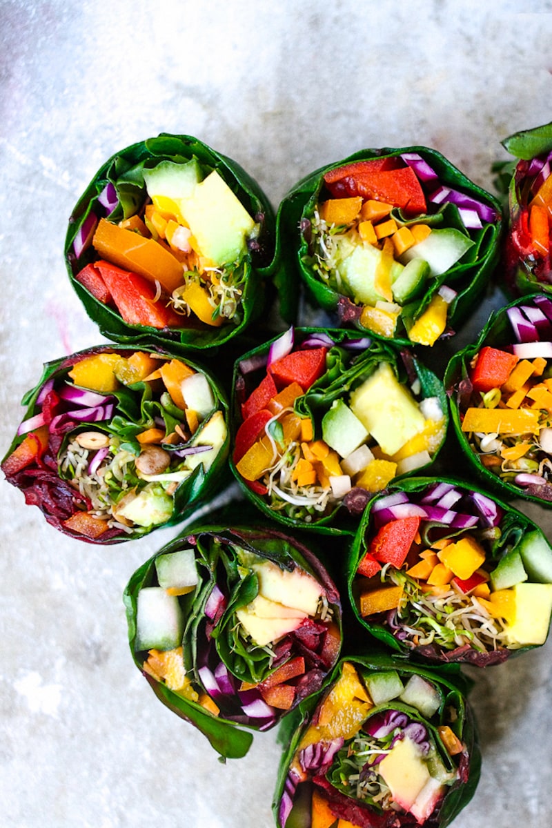 18 Einfache pflanzliche Snacks zum Probieren - Rainbow Rolls mit Miso Suace