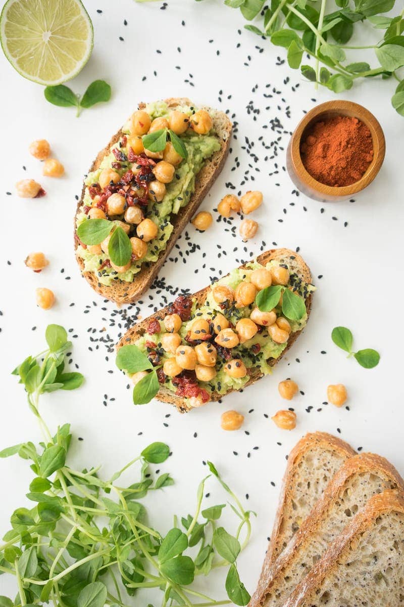 18 Einfache pflanzliche Snacks zum Probieren - Vegane Avocado Toast Rezept!